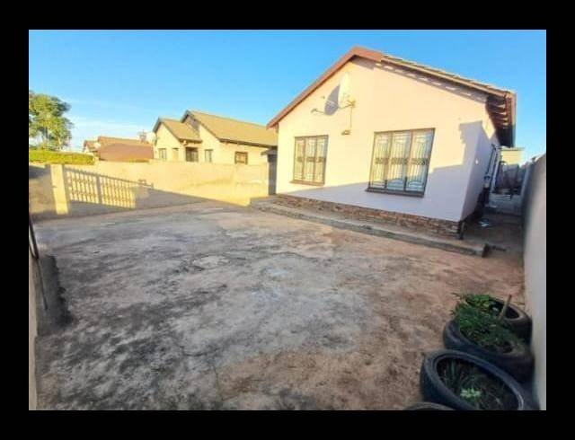 4 BEDROOM HOUSE FOR SALE IN LOTUS GARDENS